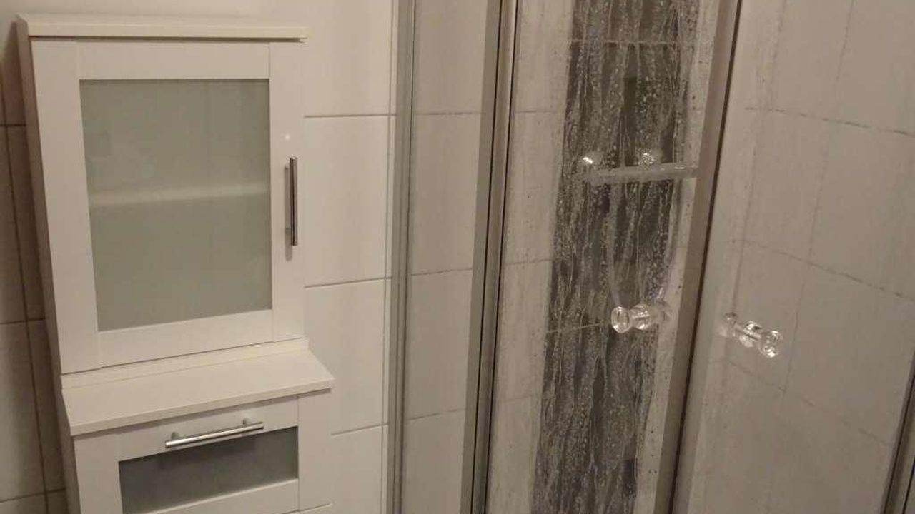 Duschkabine mit Schränkchen für Kulturtaschen Duschkabine mit Schränkchen für Kulturtaschen